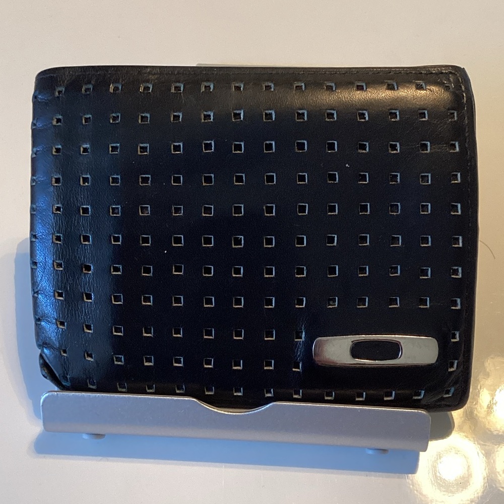 Authentic Rare Oakley Black Wallet and Free gift.